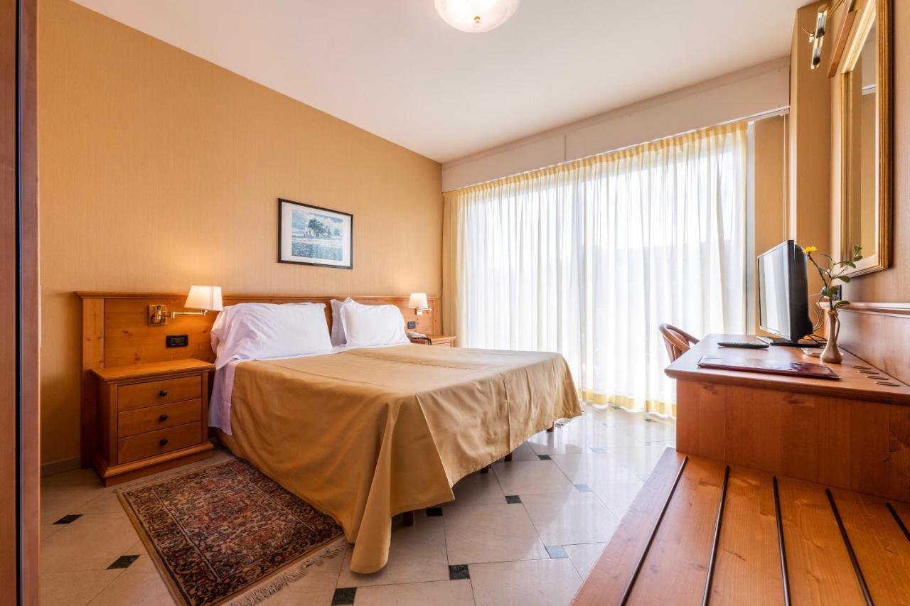 Hotel Bellevue Et Mediterranee دْيانو مارينا المظهر الخارجي الصورة