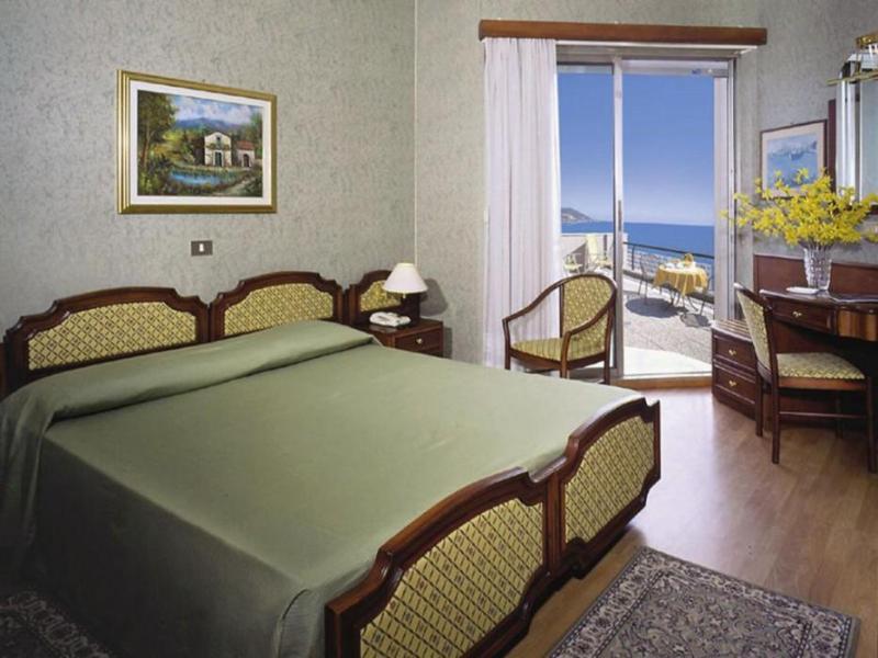 Hotel Bellevue Et Mediterranee دْيانو مارينا المظهر الخارجي الصورة