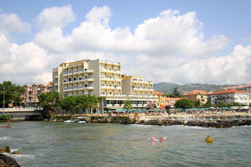 Hotel Bellevue Et Mediterranee دْيانو مارينا المظهر الخارجي الصورة