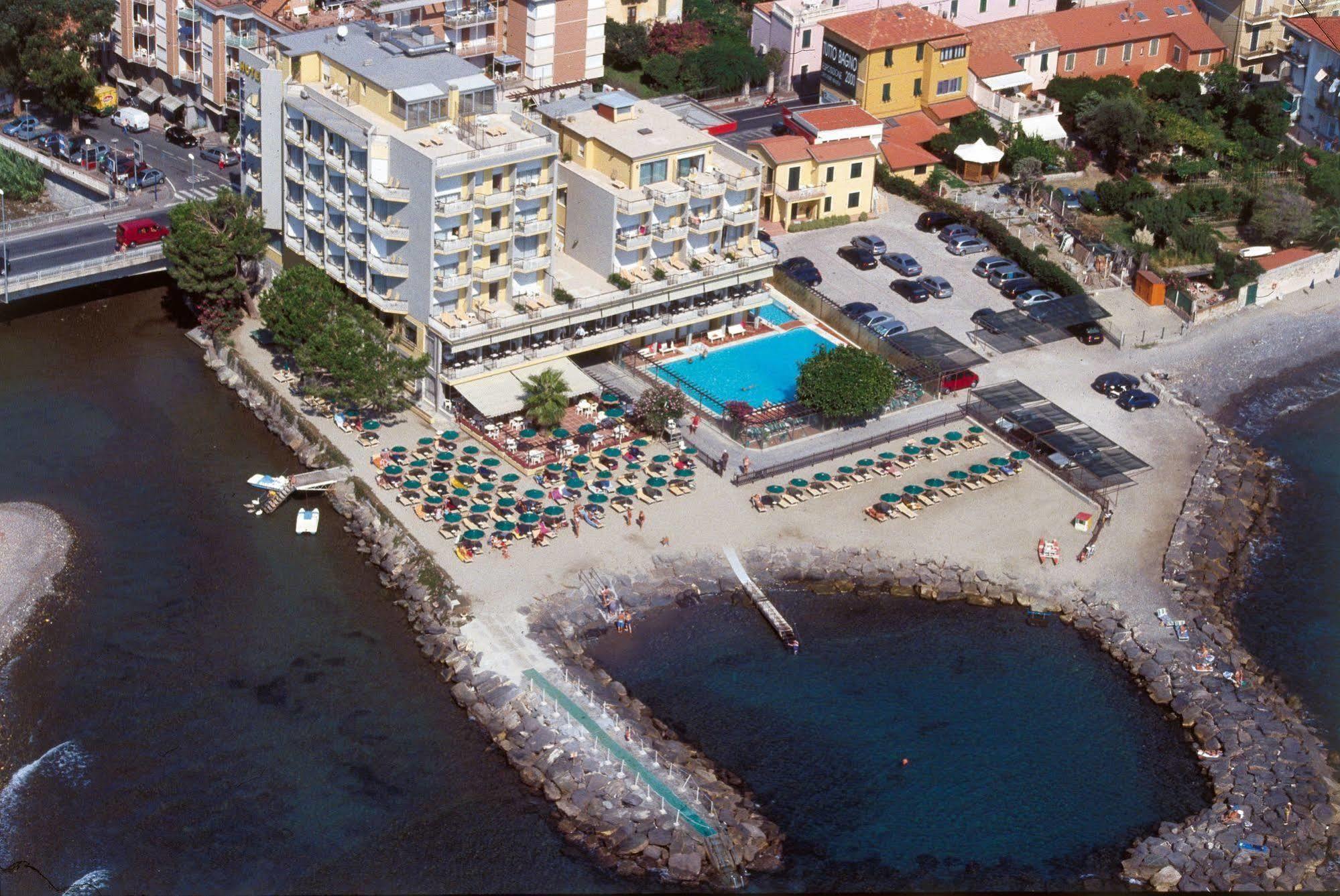 Hotel Bellevue Et Mediterranee دْيانو مارينا المظهر الخارجي الصورة