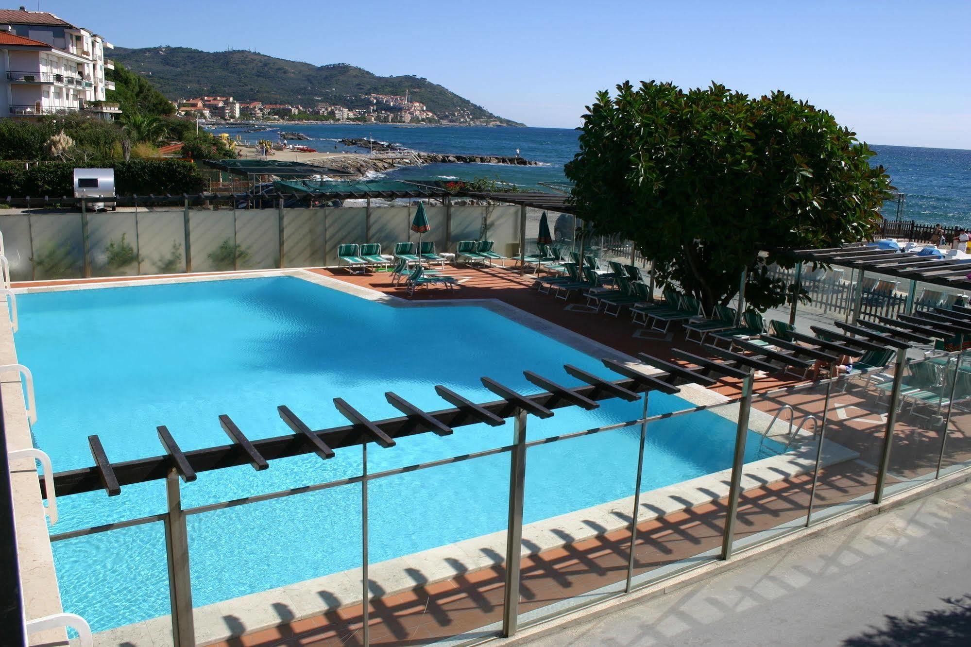 Hotel Bellevue Et Mediterranee دْيانو مارينا المظهر الخارجي الصورة