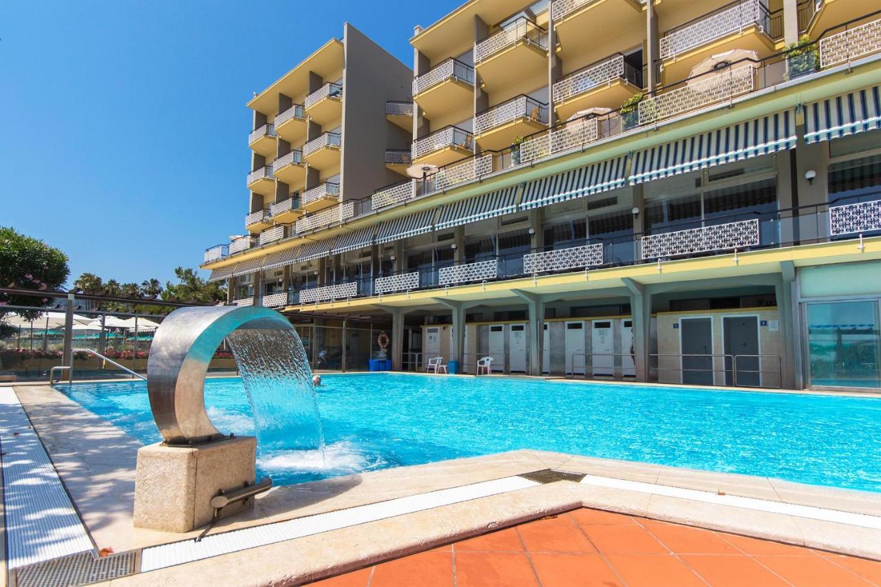 Hotel Bellevue Et Mediterranee دْيانو مارينا المظهر الخارجي الصورة